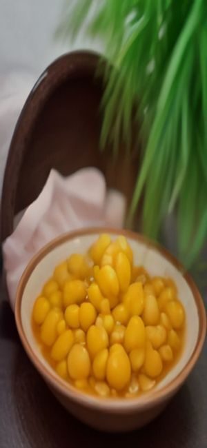 黄豆短剧 播放页截图，显示全屏播放中的短剧画面，底部有倍速、清晰度切换与缓存按钮的悬浮半透明控制层